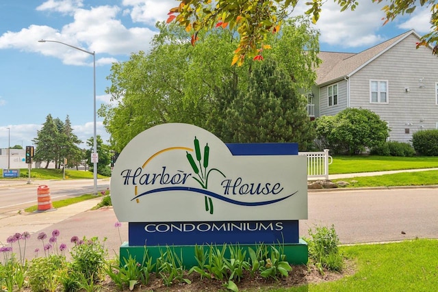 809 Harbor House Dr Unit 4, Madison, WI 53719 - community / neighborhood sign featuring a yard