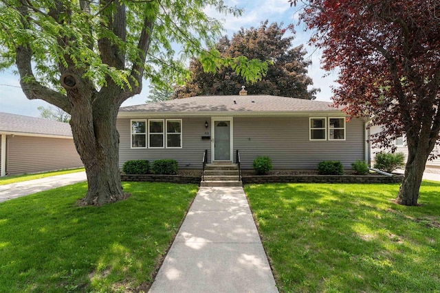 476 Taft St, Fond Du Lac, WI 54935 - ranch-style house featuring a front lawn