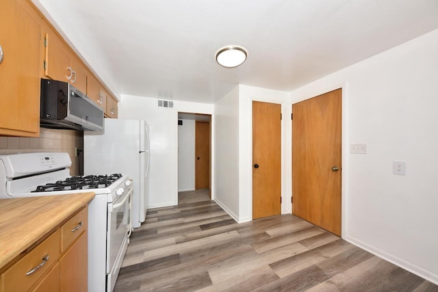 3825 S 5th St Unit 3823, Milwaukee, WI 53207 - kitchen with white appliances, light countertops, light wood finished floors, and backsplash