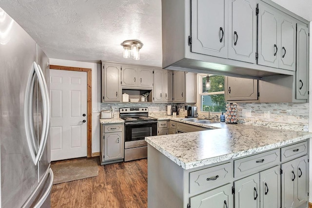 718 Fathom Pl, Sturgeon Bay, WI 54235 - kitchen featuring appliances with stainless steel finishes, a sink, gray cabinetry, and a textured ceiling