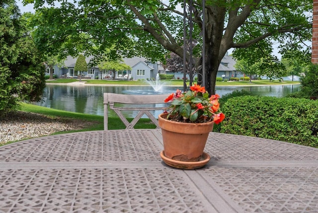 10109 N Gettysburg Ct, Mequon, WI 53092 - surrounding community with a water view and a residential view