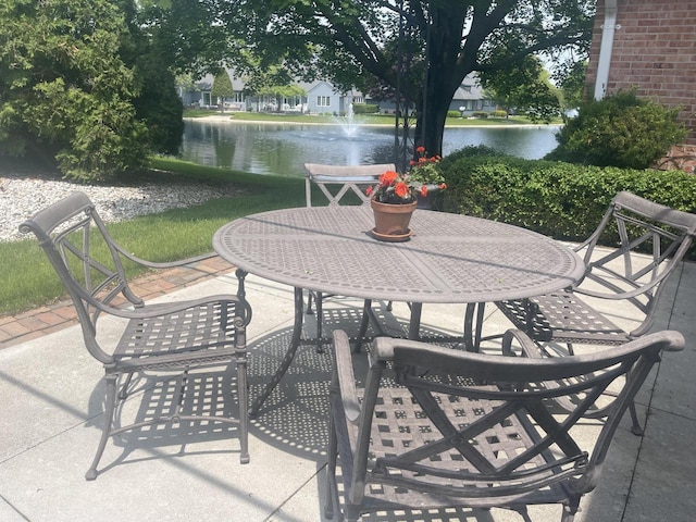 10109 N Gettysburg Ct, Mequon, WI 53092 - view of patio featuring a water view