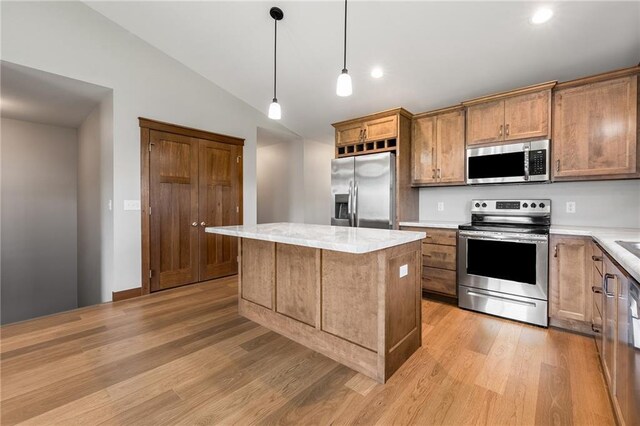 2837 Patrick John Dr, Eau Claire, WI 54703 - kitchen featuring stainless steel appliances, light wood-style floors, lofted ceiling, a kitchen island, and decorative light fixtures