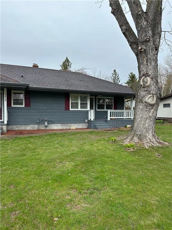 332 E Pleasant Ave, Ellsworth, WI 54011 - ranch-style house with covered porch, a front yard, and roof with shingles