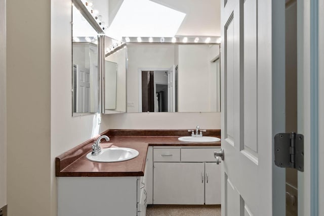 840 Woodland Ct Unit Ee-1, Fontana, WI 53125 - full bathroom with double vanity and a skylight