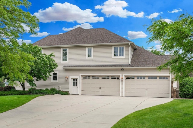 1252 Mary Hill Cir, Hartland, WI 53029 - traditional home featuring driveway, a front yard, and a shingled roof