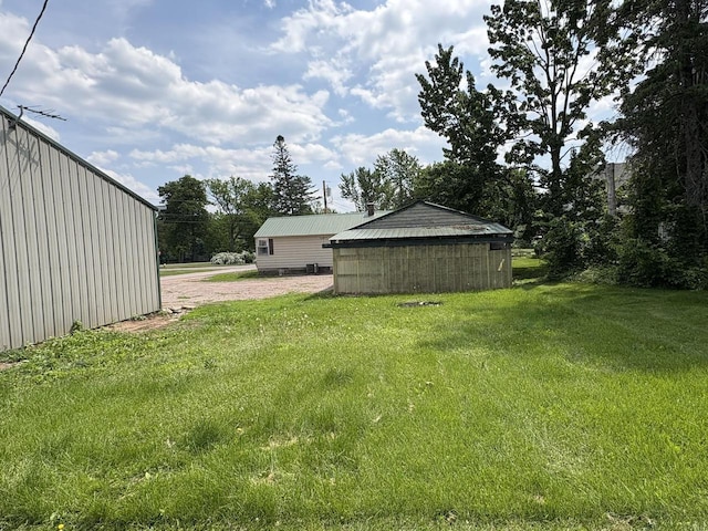 230 Park Ave, Wisconsin Rapids, WI 54495 - view of grassy yard featuring driveway and an outdoor structure