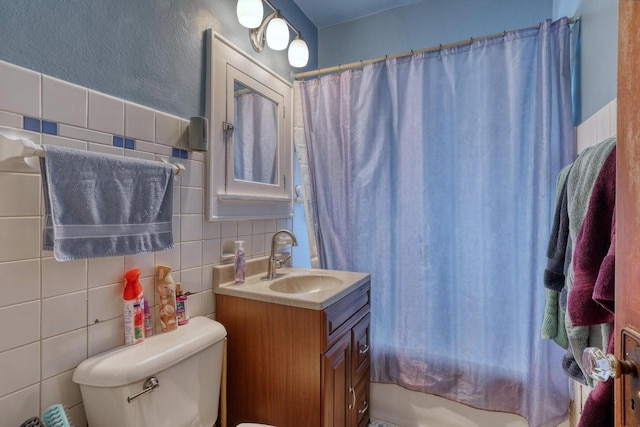 1107 S 71st St Unit 1109, West Allis, WI 53214 - full bath with toilet, tile walls, vanity, curtained shower, and decorative backsplash