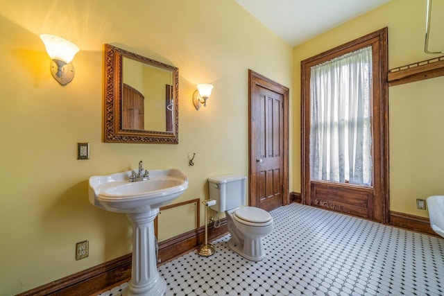4760 State Rd 91, Oshkosh, WI 54904 - bathroom with toilet and baseboards