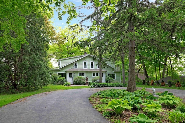 W347N6122 Rd I, Oconomowoc, WI 53066 - view of front of property with curved driveway