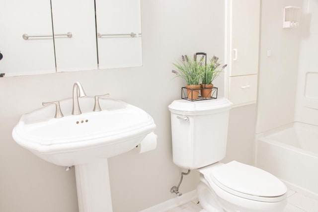 1904 Parknoll Ln, Port Washington, WI 53074 - bathroom featuring toilet, tile patterned floors, baseboards, and shower / washtub combination