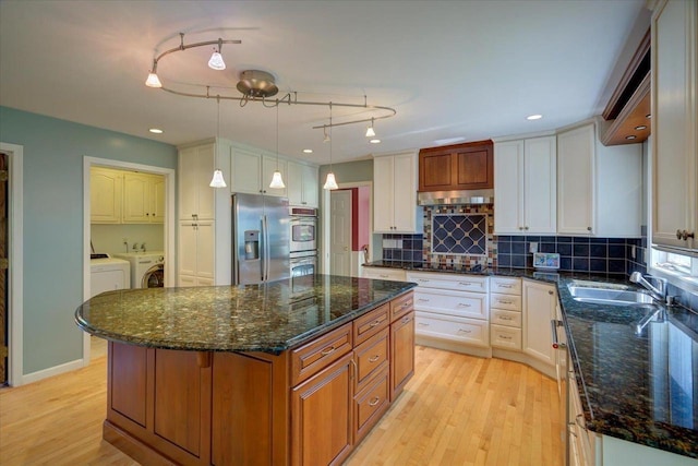 101 Everglade Dr, Madison, WI 53717 - kitchen with stainless steel appliances, independent washer and dryer, a sink, light wood finished floors, and tasteful backsplash
