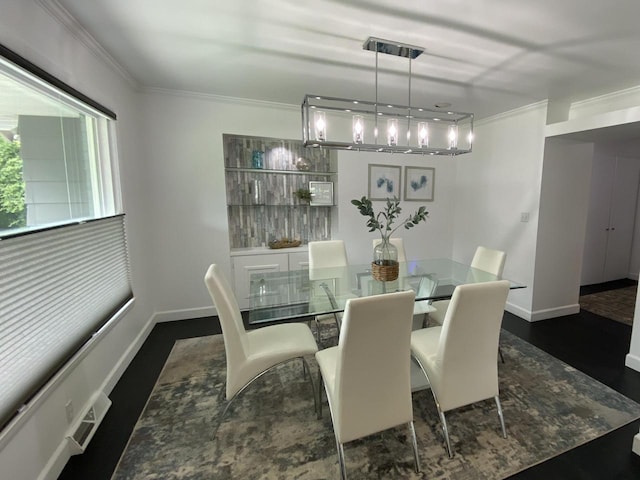 540 W Manor Cir, Bayside, WI 53217 - dining room featuring crown molding and baseboards