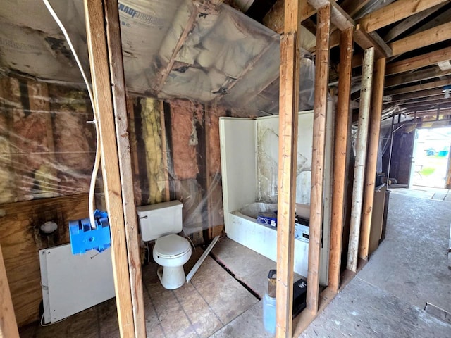 422 Wyota Ave, East Dubuque, IL 61025 - full bath featuring toilet and a tub