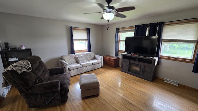 510 N Monroe St, Lancaster, WI 53813 - living area with wood finished floors and ceiling fan