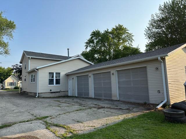 420 Jackson St, Waupun, WI 53963 - view of side of home