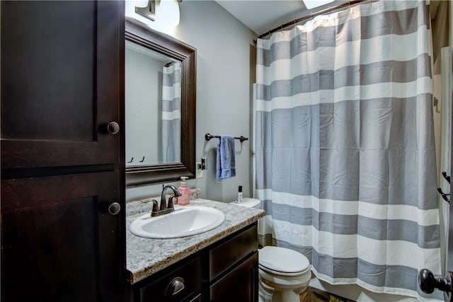 964 S Kelly Rd, Ellsworth, WI 54011 - full bathroom featuring vanity and curtained shower