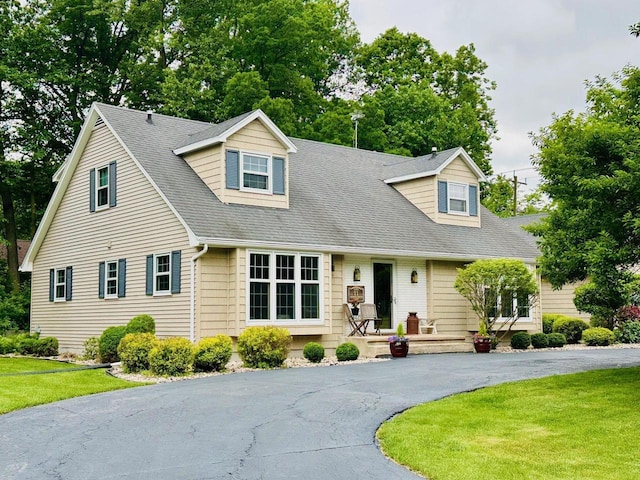 11 Meadowbrook Ct, Appleton, WI 54914 - new england style home with a shingled roof and a front yard