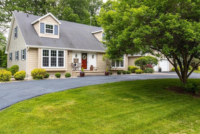 11 Meadowbrook Ct, Appleton, WI 54914 - cape cod home with a front yard, roof with shingles, and asphalt driveway