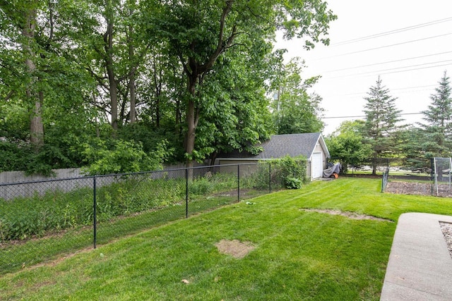 11 Meadowbrook Ct, Appleton, WI 54914 - view of yard with a detached garage
