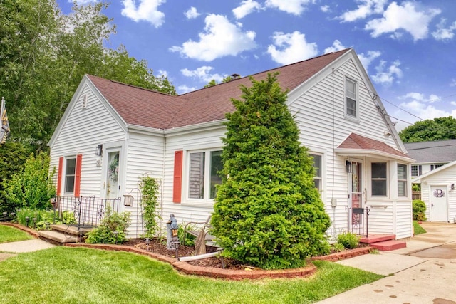 1702 S Douglas St, Appleton, WI 54914 - view of front of home with a shingled roof and a front lawn