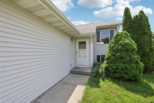 609-611 Eagle Crest Ct, Prairie Du Sac, WI 53578 - property entrance with a shingled roof