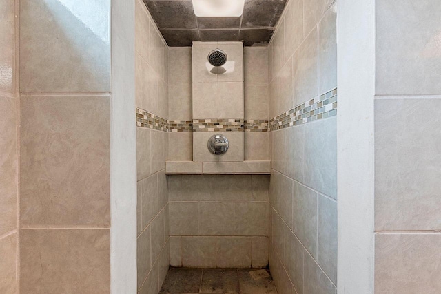 2717 13th St, Two Rivers, WI 54241 - bathroom featuring a tile shower