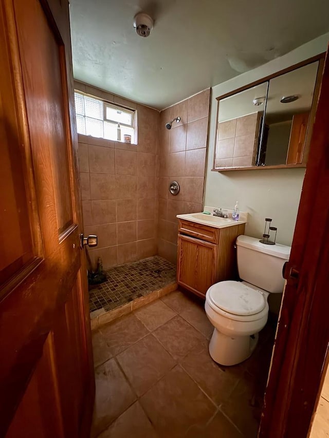 4110 N 7th St, Milwaukee, WI 53209 - bathroom featuring tiled shower, vanity, and tile patterned floors