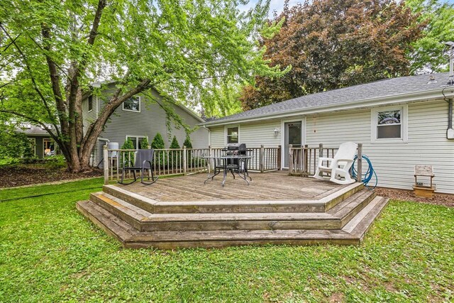 931 W Lindbergh St, Appleton, WI 54914 - wooden terrace featuring a lawn