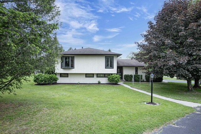 N9695 Willard Rd, Berlin, WI 54923 - split level home featuring a front yard and roof with shingles