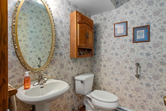 805 N Canterbury Dr, Appleton, WI 54915 - half bath with wallpapered walls