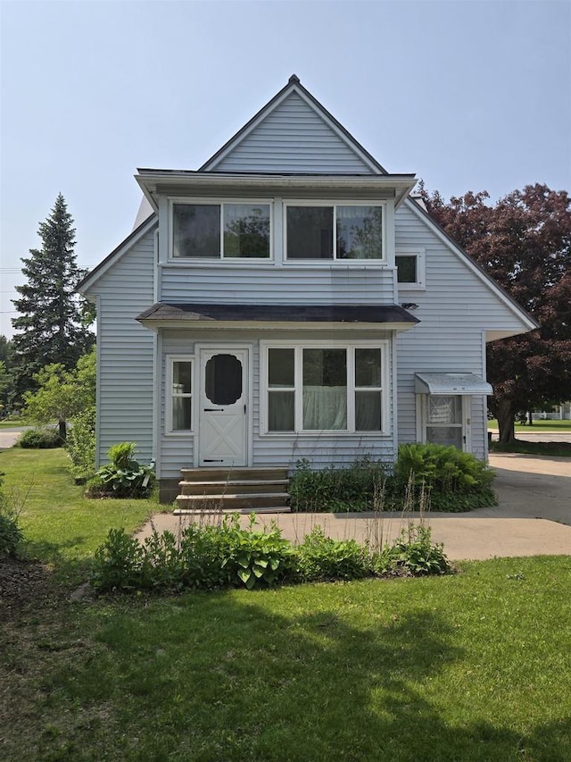 624 Depot St, Manawa, WI 54949 - traditional-style home with a front lawn, entry steps, and roof with shingles