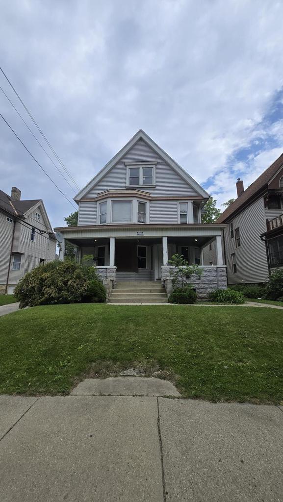 434 N 32nd St, Milwaukee, WI 53208 - traditional style home featuring covered porch and a front yard