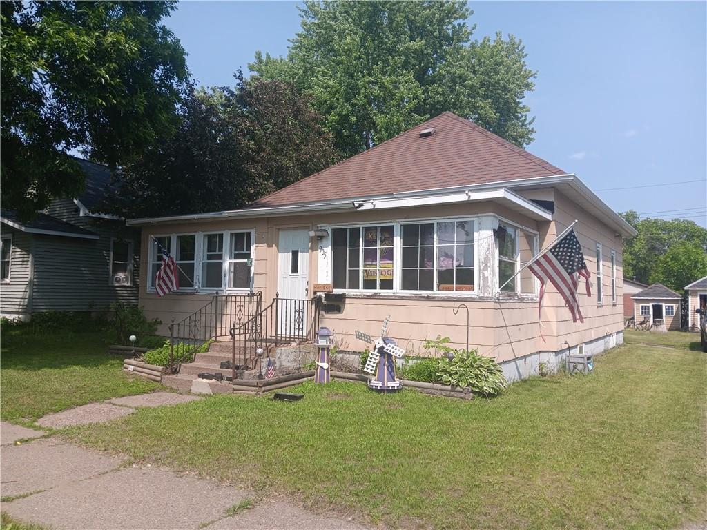 905 E 1st St, Ladysmith, WI 54848 - view of front of home with a front lawn