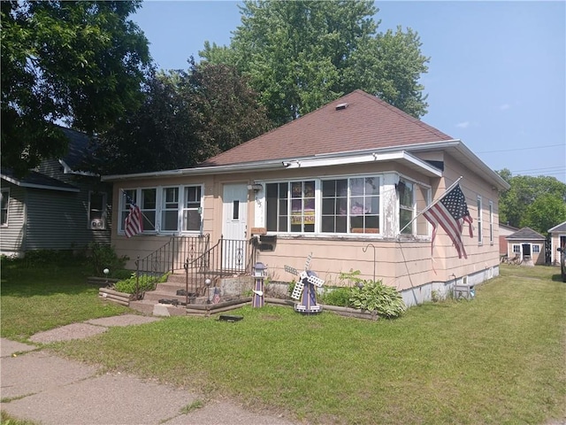 905 E 1st St, Ladysmith, WI 54848 - view of front of home with a front lawn