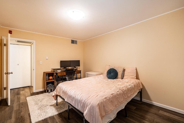 1906 E Shorewood Blvd Unit 250, Shorewood, WI 53211 - bedroom featuring dark wood-style floors and baseboards