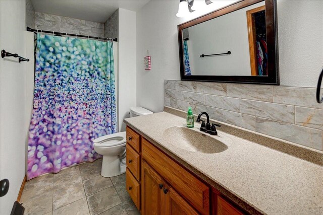 830 Violet Ln, Oregon, WI 53575 - bathroom with vanity, a shower with curtain, and tasteful backsplash