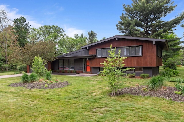 24 Hazelwood Dr, Stevens Point, WI 54481 - tri-level home featuring a front yard and a garage