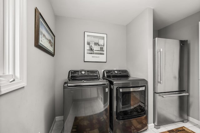 544 Maple Bluff Rd, Stevens Point, WI 54482 - laundry area featuring tile patterned floors and independent washer and dryer