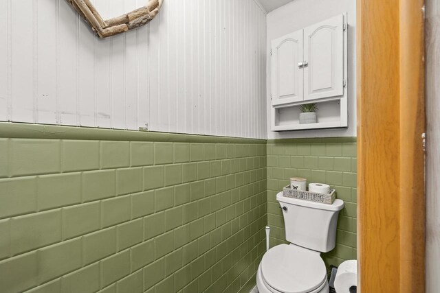 551 Market Ave, Port Edwards, WI 54469 - bathroom with tile walls and wainscoting