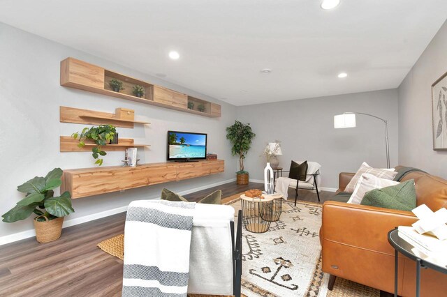 W356N6752 E Stonewood Dr, Oconomowoc, WI 53066 - living area featuring wood finished floors and recessed lighting