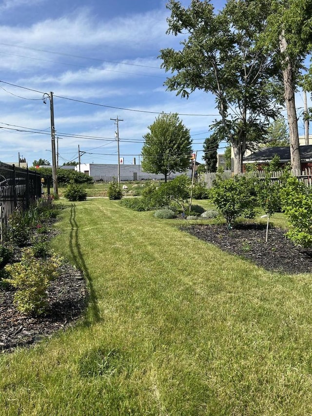 1304 W Garfield Ave, Milwaukee, WI 53205 - view of yard