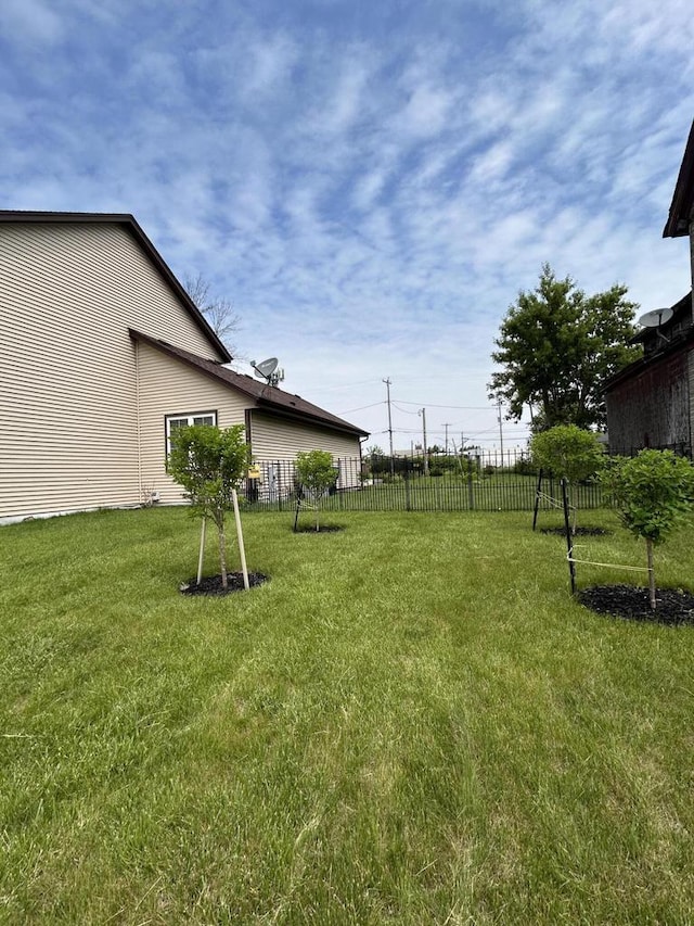 1304 W Garfield Ave, Milwaukee, WI 53205 - view of yard