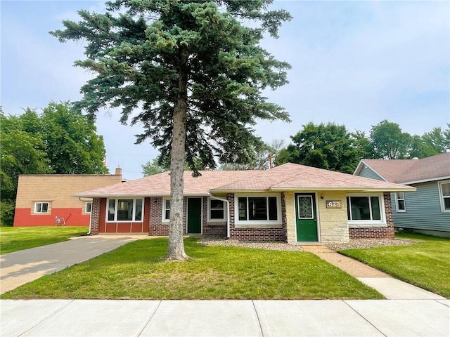 628 W Cedar St, Chippewa Falls, WI 54729 - ranch-style house featuring brick siding and a front yard