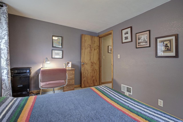 318 N Outagamie St, Appleton, WI 54914 - bedroom with carpet flooring and baseboards
