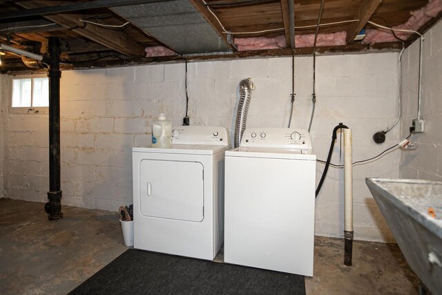 318 N Outagamie St, Appleton, WI 54914 - laundry area featuring washer and clothes dryer
