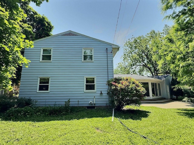 525 Pembrook Ct, Neenah, WI 54956 - rear view of property with a lawn
