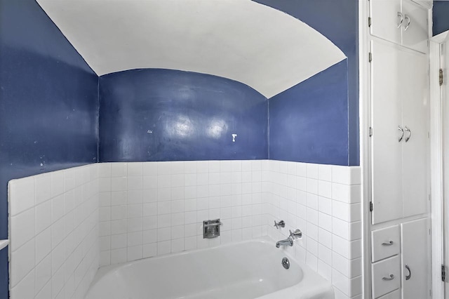 1007 14th Ave, Green Bay, WI 54304 - bathroom featuring a bath and lofted ceiling