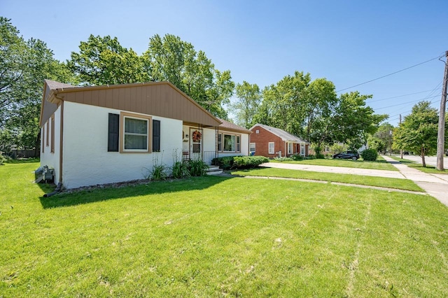 1007 14th Ave, Green Bay, WI 54304 - view of front of property featuring a front yard, stucco siding, and concrete driveway