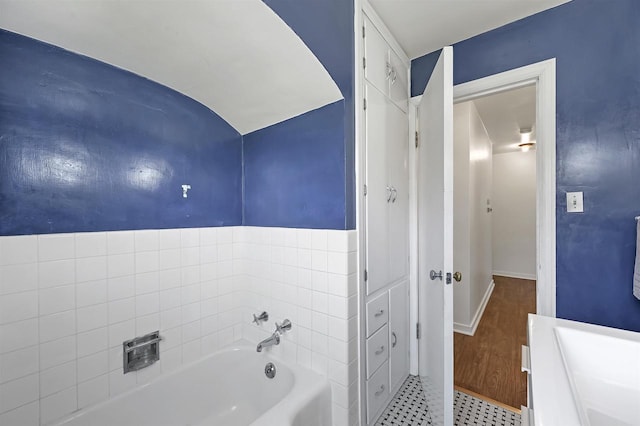 1007 14th Ave, Green Bay, WI 54304 - full bathroom featuring a bath and baseboards